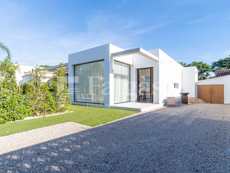 3 bedroom Villa for sale in Empuriabrava with pool garage - € 790,000 (Ref: 10142359)