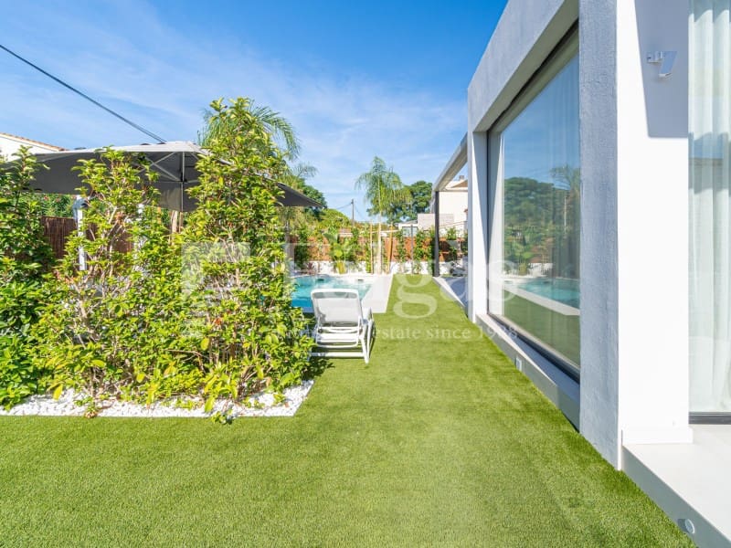 3 bedroom Villa for sale in Empuriabrava with pool garage - € 790,000 (Ref: 10142359)