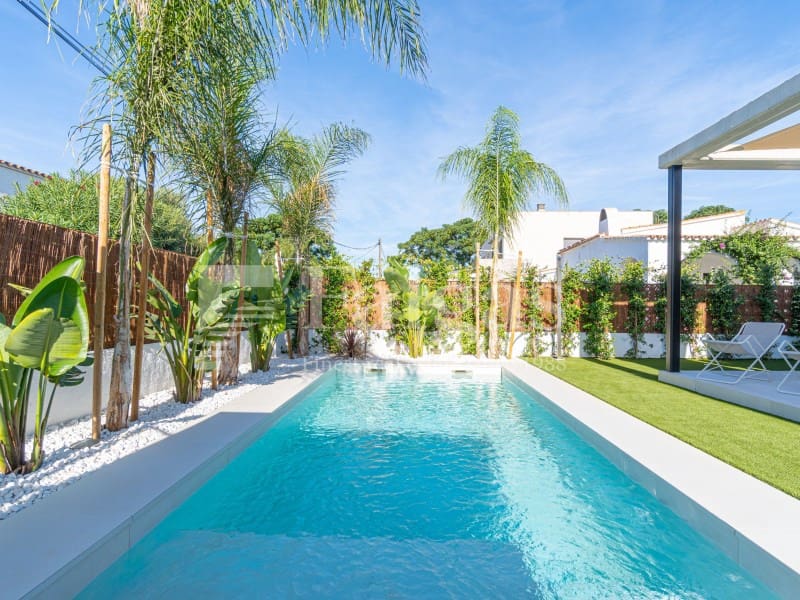 3 bedroom Villa for sale in Empuriabrava with pool garage - € 790,000 (Ref: 10142359)