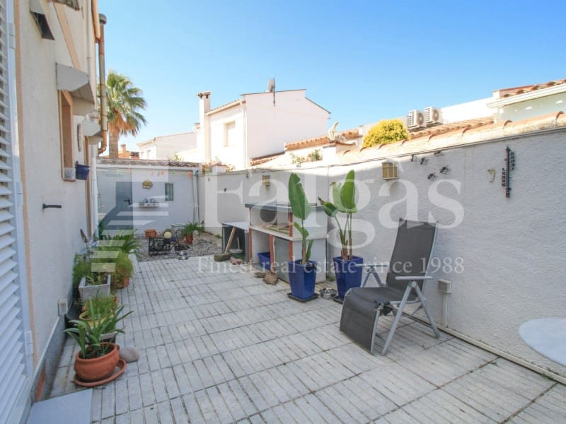 4 Zimmer Villa zu verkaufen in Empuriabrava mit Garage - 325.000 € (Ref: 9192911)