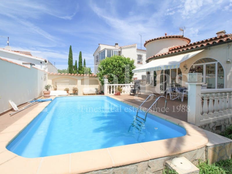 3 soveværelse Bungalow til salg i Empuriabrava med swimmingpool garage - € 495.000 (Ref: 9192922)