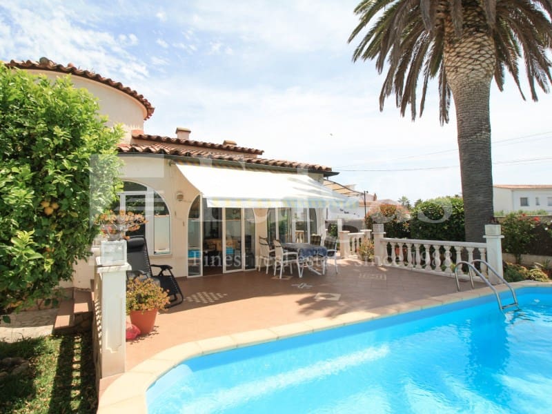 3 soveværelse Bungalow til salg i Empuriabrava med swimmingpool garage - € 495.000 (Ref: 9192922)