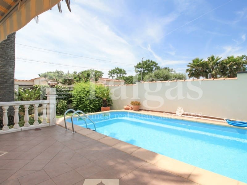 3 soveværelse Bungalow til salg i Empuriabrava med swimmingpool garage - € 495.000 (Ref: 9192922)