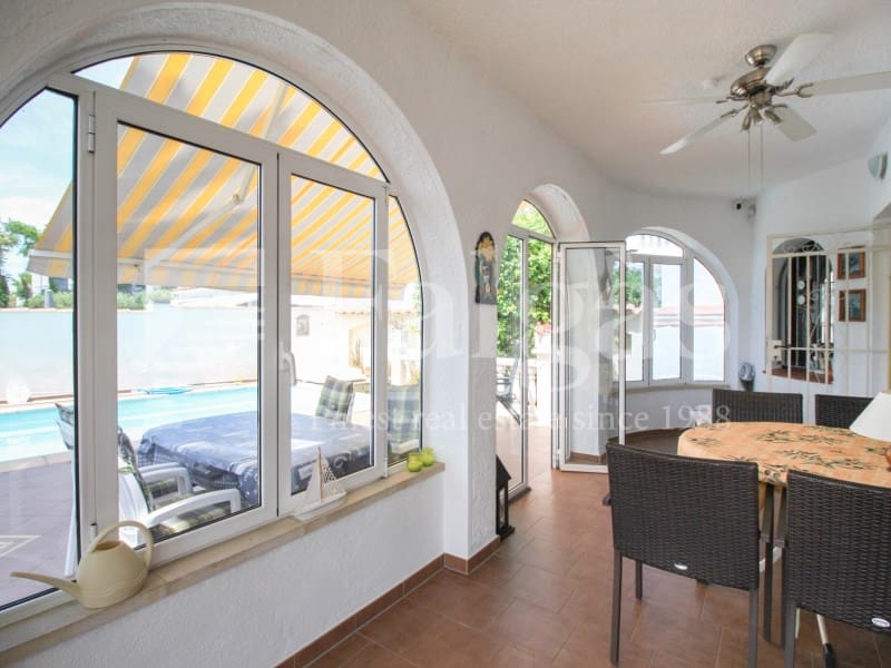 3 soveværelse Bungalow til salg i Empuriabrava med swimmingpool garage - € 495.000 (Ref: 9192922)