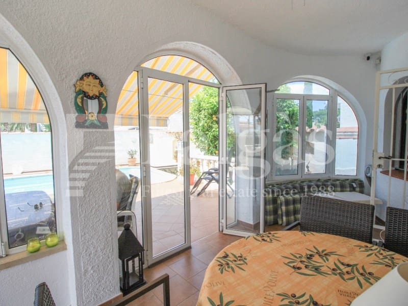 3 soveværelse Bungalow til salg i Empuriabrava med swimmingpool garage - € 495.000 (Ref: 9192922)