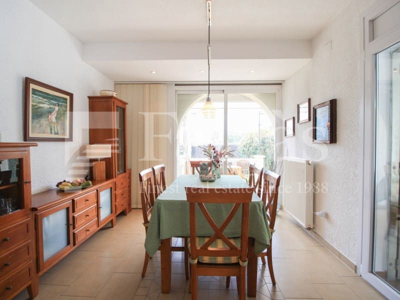 3 soveværelse Bungalow til salg i Empuriabrava med swimmingpool garage - € 495.000 (Ref: 9192922)