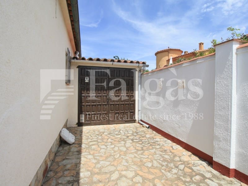 3 soveværelse Bungalow til salg i Empuriabrava med swimmingpool garage - € 495.000 (Ref: 9192922)