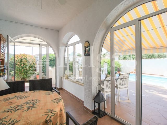 3 bedroom Bungalow for sale in Empuriabrava, Castelló d'Empúries with pool garage - € 495,000 (Ref: 9192922)