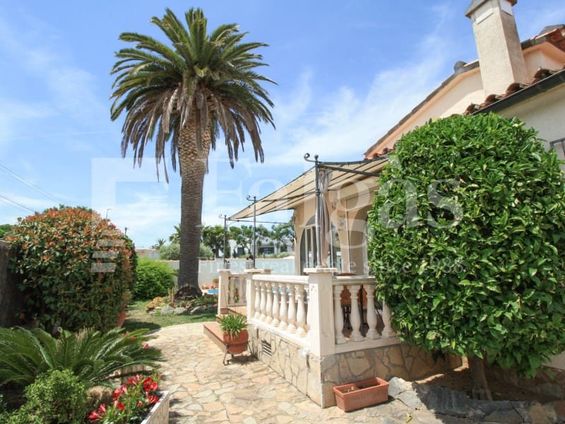 3 soveværelse Bungalow til salg i Empuriabrava med swimmingpool garage - € 495.000 (Ref: 9192922)