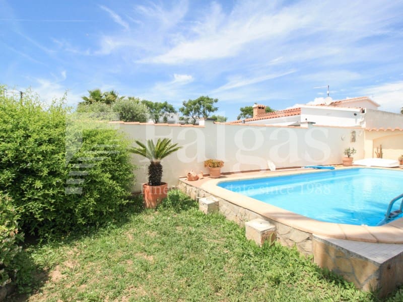 3 soveværelse Bungalow til salg i Empuriabrava med swimmingpool garage - € 495.000 (Ref: 9192922)