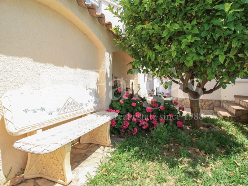 3 soveværelse Bungalow til salg i Empuriabrava med swimmingpool garage - € 495.000 (Ref: 9192922)