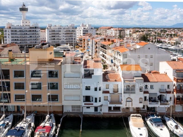 4 chambre Maison de Ville à vendre à Empuriabrava, Castelló d'Empúries avec garage - 639 000 € (Ref: 9192924)