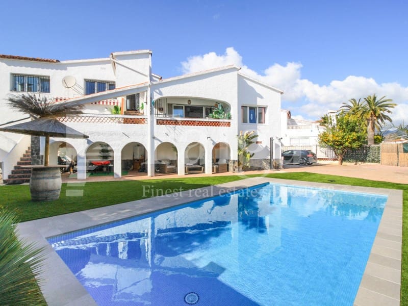 4 chambre Villa/Maison à vendre à Empuriabrava avec piscine garage - 598 000 € (Ref: 9192925)
