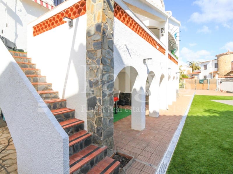 4 chambre Villa/Maison à vendre à Empuriabrava avec piscine garage - 598 000 € (Ref: 9192925)