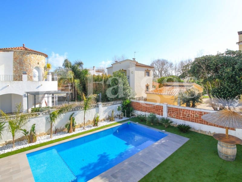 4 chambre Villa/Maison à vendre à Empuriabrava avec piscine garage - 598 000 € (Ref: 9192925)