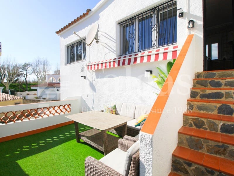 4 chambre Villa/Maison à vendre à Empuriabrava avec piscine garage - 598 000 € (Ref: 9192925)