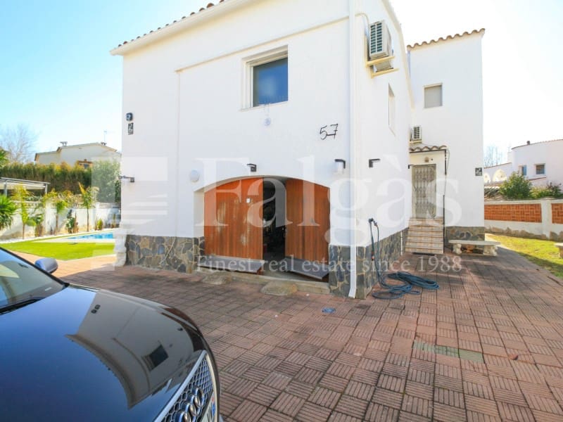 4 chambre Villa/Maison à vendre à Empuriabrava avec piscine garage - 598 000 € (Ref: 9192925)
