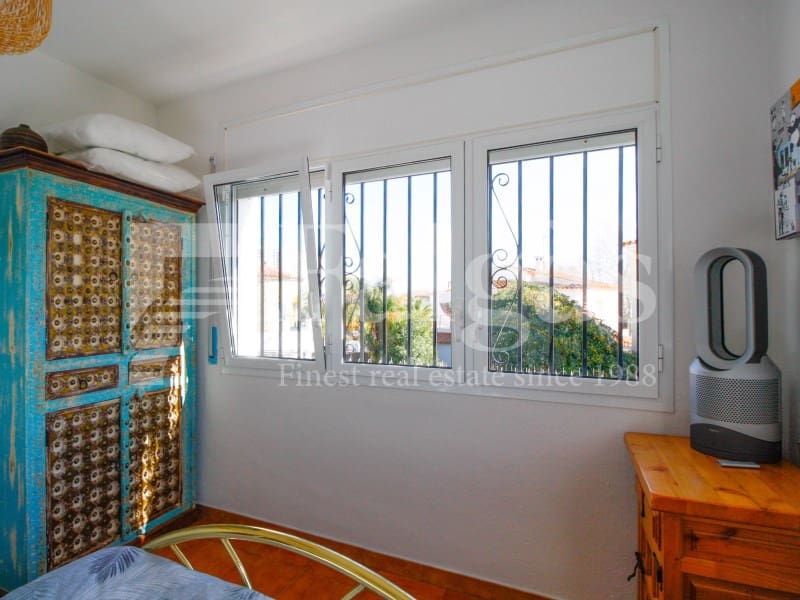 4 chambre Villa/Maison à vendre à Empuriabrava avec piscine garage - 598 000 € (Ref: 9192925)