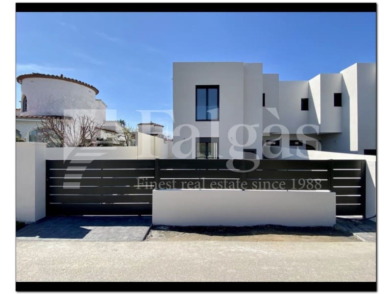 4 soveværelse Semi-Rækkehus til salg i Empuriabrava med swimmingpool - € 739.000 (Ref: 9192926)