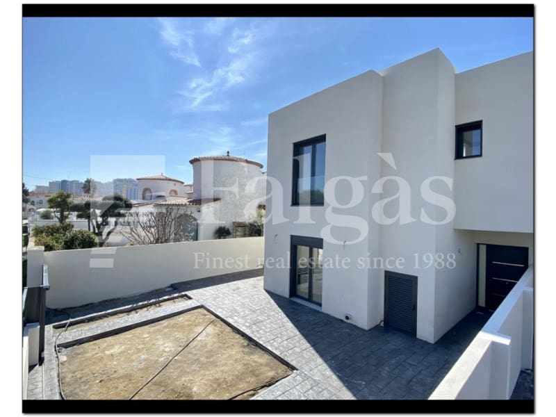 4 soveværelse Semi-Rækkehus til salg i Empuriabrava med swimmingpool - € 739.000 (Ref: 9192926)