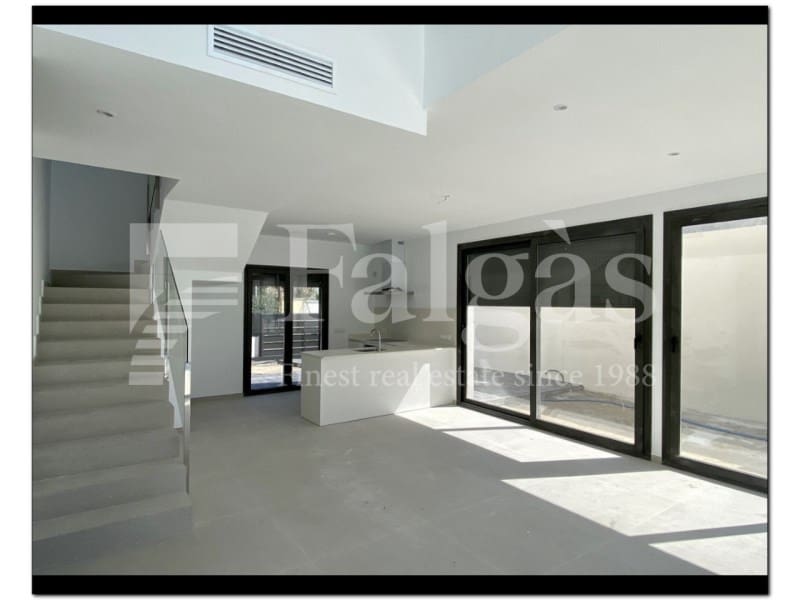 4 soveværelse Semi-Rækkehus til salg i Empuriabrava med swimmingpool - € 739.000 (Ref: 9192926)