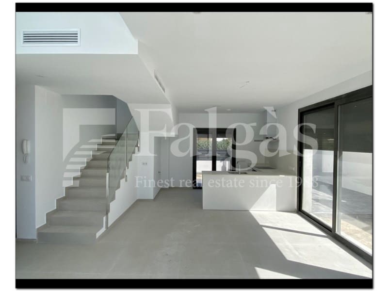 4 soveværelse Semi-Rækkehus til salg i Empuriabrava med swimmingpool - € 739.000 (Ref: 9192926)