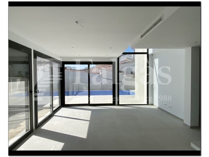 4 soveværelse Semi-Rækkehus til salg i Empuriabrava med swimmingpool - € 739.000 (Ref: 9192926)