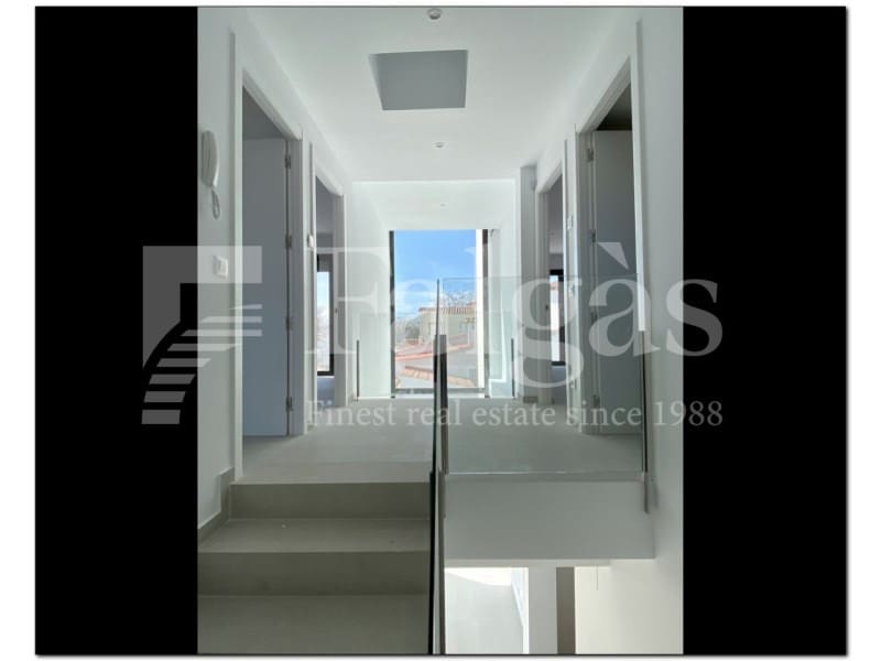 4 soveværelse Semi-Rækkehus til salg i Empuriabrava med swimmingpool - € 739.000 (Ref: 9192926)