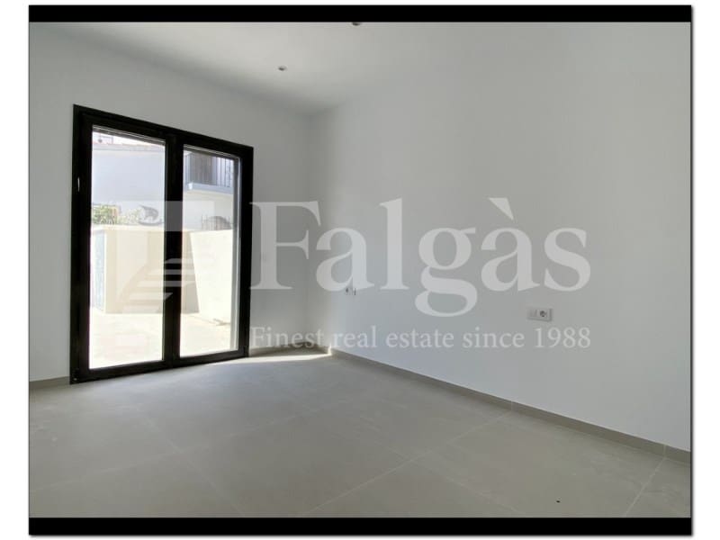 4 soveværelse Semi-Rækkehus til salg i Empuriabrava med swimmingpool - € 739.000 (Ref: 9192926)