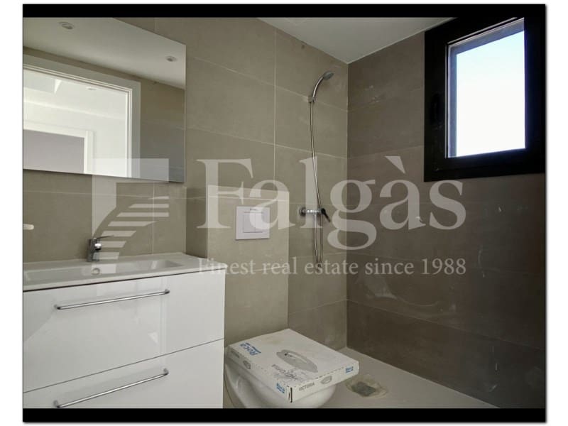 4 soveværelse Semi-Rækkehus til salg i Empuriabrava med swimmingpool - € 739.000 (Ref: 9192926)