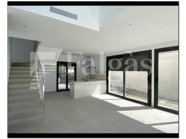 4 slaapkamer Halfvrijstaande villa te koop in Empuriabrava, Castelló d'Empúries met zwembad - € 739.000 (Ref: 9192926)