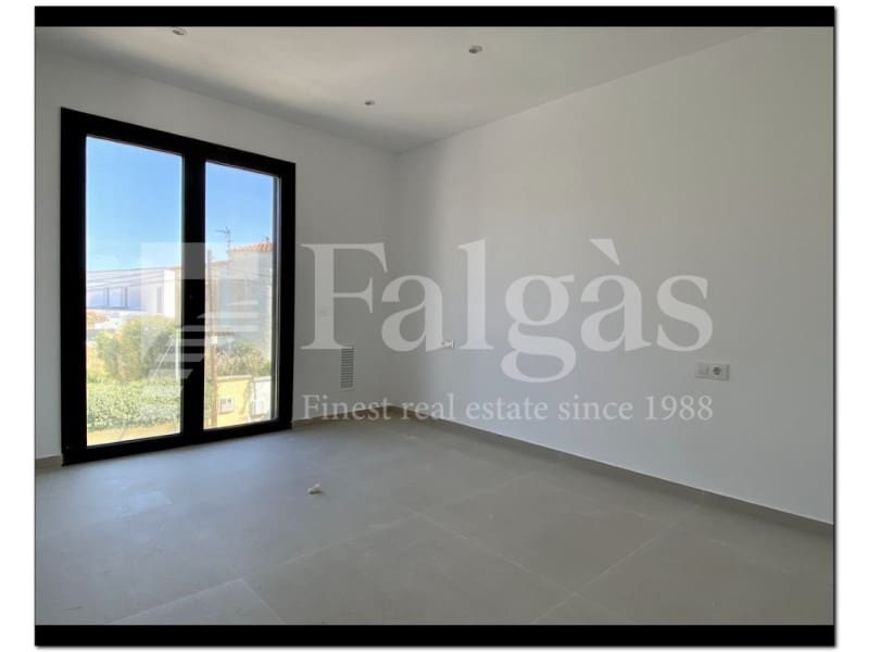 4 soveværelse Semi-Rækkehus til salg i Empuriabrava med swimmingpool - € 739.000 (Ref: 9192926)