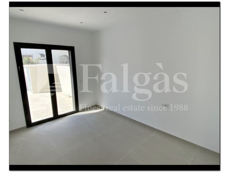 4 soveværelse Semi-Rækkehus til salg i Empuriabrava med swimmingpool - € 739.000 (Ref: 9192926)