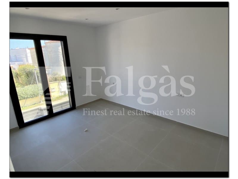 4 soveværelse Semi-Rækkehus til salg i Empuriabrava med swimmingpool - € 739.000 (Ref: 9192926)