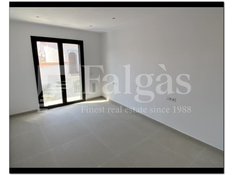 4 soveværelse Semi-Rækkehus til salg i Empuriabrava med swimmingpool - € 739.000 (Ref: 9192926)