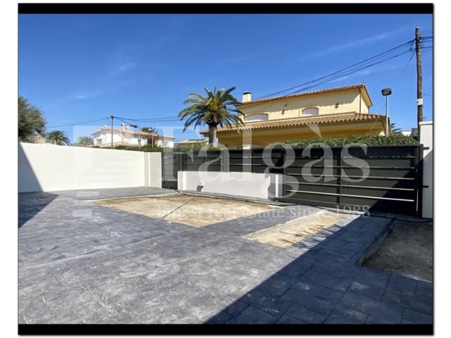 4 slaapkamer Halfvrijstaande villa te koop in Empuriabrava, Castelló d'Empúries met zwembad - € 739.000 (Ref: 9192926)