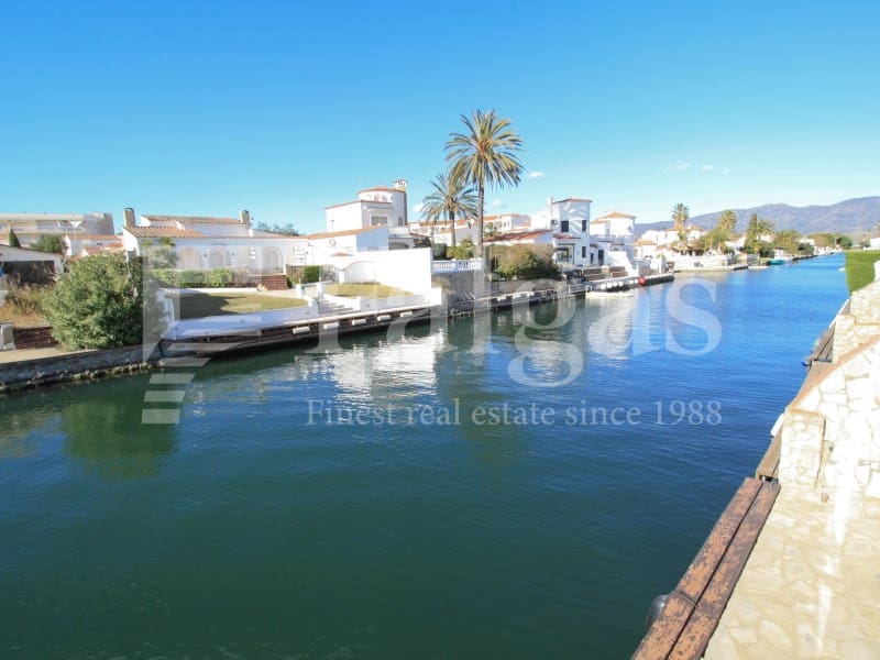 3 slaapkamer Villa te koop in Empuriabrava met zwembad garage - € 695.000 (Ref: 9192927)