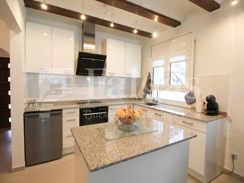 3 slaapkamer Villa te koop in Empuriabrava met zwembad garage - € 695.000 (Ref: 9192927)