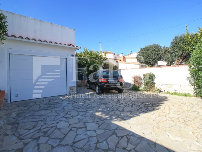 3 slaapkamer Villa te koop in Empuriabrava met zwembad garage - € 695.000 (Ref: 9192927)