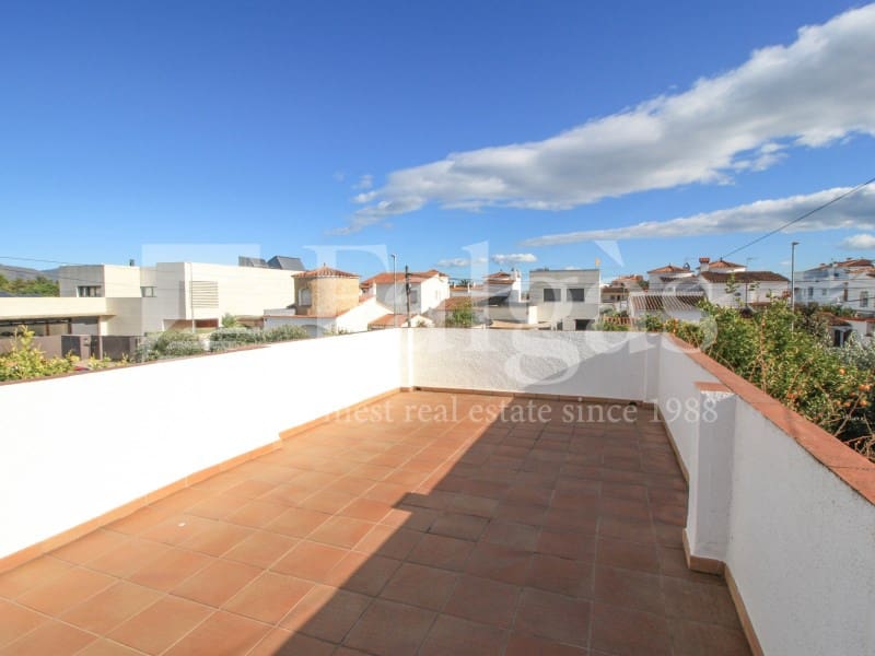 3 slaapkamer Villa te koop in Empuriabrava met zwembad garage - € 695.000 (Ref: 9192927)