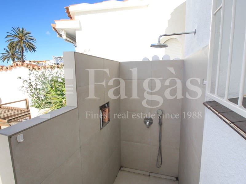 3 slaapkamer Villa te koop in Empuriabrava met zwembad garage - € 695.000 (Ref: 9192927)