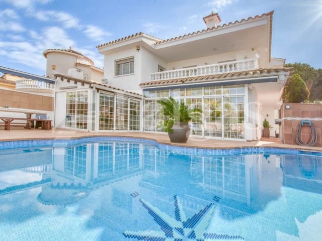 5 bedroom Villa for sale in Empuriabrava, Castelló d'Empúries with pool garage - € 780,000 (Ref: 9192929)