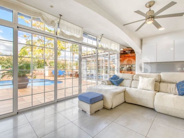 5 bedroom Villa for sale in Empuriabrava, Castelló d'Empúries with pool garage - € 780,000 (Ref: 9192929)