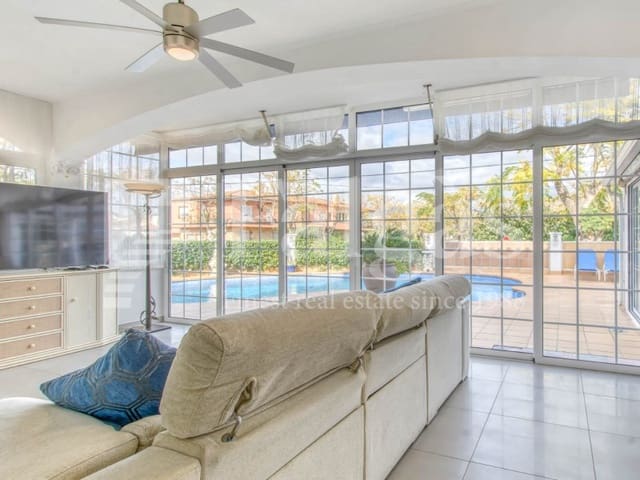 5 bedroom Villa for sale in Empuriabrava, Castelló d'Empúries with pool garage - € 780,000 (Ref: 9192929)