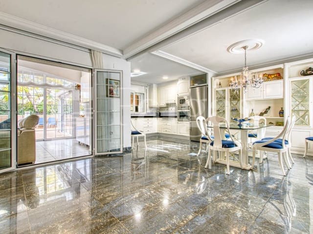 5 bedroom Villa for sale in Empuriabrava, Castelló d'Empúries with pool garage - € 780,000 (Ref: 9192929)