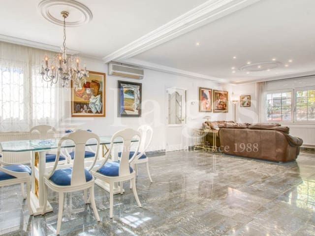 5 bedroom Villa for sale in Empuriabrava, Castelló d'Empúries with pool garage - € 780,000 (Ref: 9192929)