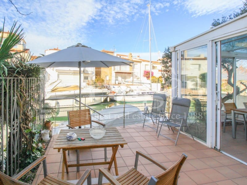 4 slaapkamer Halfvrijstaande villa te koop in Empuriabrava met garage - € 849.000 (Ref: 9192931)