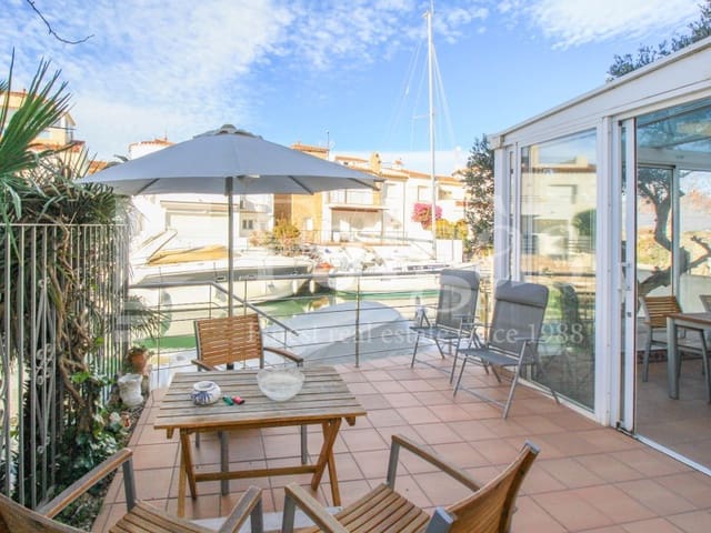 4 slaapkamer Halfvrijstaande villa te koop in Empuriabrava, Castelló d'Empúries met garage - € 849.000 (Ref: 9192931)