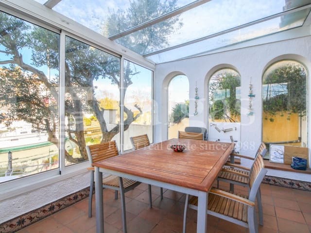 4 slaapkamer Halfvrijstaande villa te koop in Empuriabrava, Castelló d'Empúries met garage - € 849.000 (Ref: 9192931)