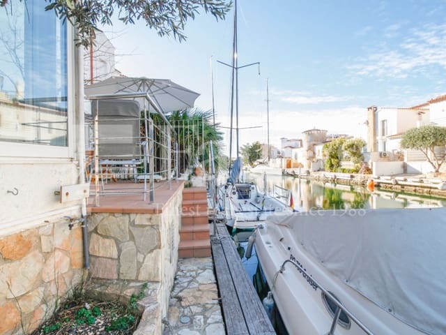 4 slaapkamer Halfvrijstaande villa te koop in Empuriabrava, Castelló d'Empúries met garage - € 849.000 (Ref: 9192931)
